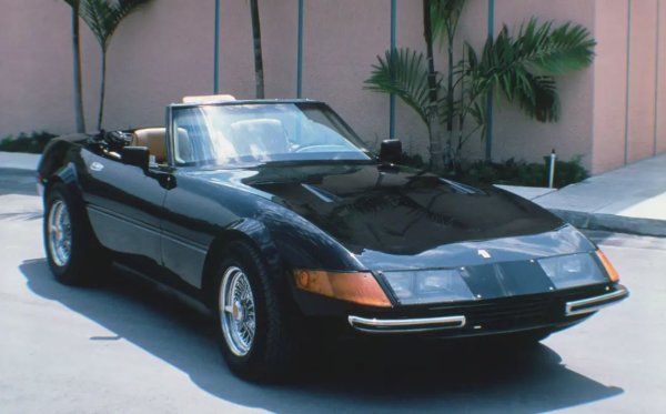 В първите два сезона на &bdquo;Маями Вайс&ldquo; детектив Сони Крокет (изигран от Дон Джонсън) кара черно Ferrari Daytona Spyder, за да остане&hellip;незабележим (?), докато е под прикритие в Маями. Поне в това трябваше да повярва публиката. Емблематичният италиански производител на спортни автомобили всъщност отхвърли искането за предоставяне на автентични превозни средства, така че създателите на шоуто купуват реплики, изградени върху шаси на Corvette C3 и модифицирани с панели от фибростъкло.

Ferrari съди производителя на реплики, но предлага на продуцентите на сериала две безплатни оригинални Testarossa, ако се съгласят да загърбят имитацията на Spyder. Така че в първия епизод на трети сезон една ракета унищожава Daytona, с което създателите изпълняват експлозивно споразумението с Ferrari.
